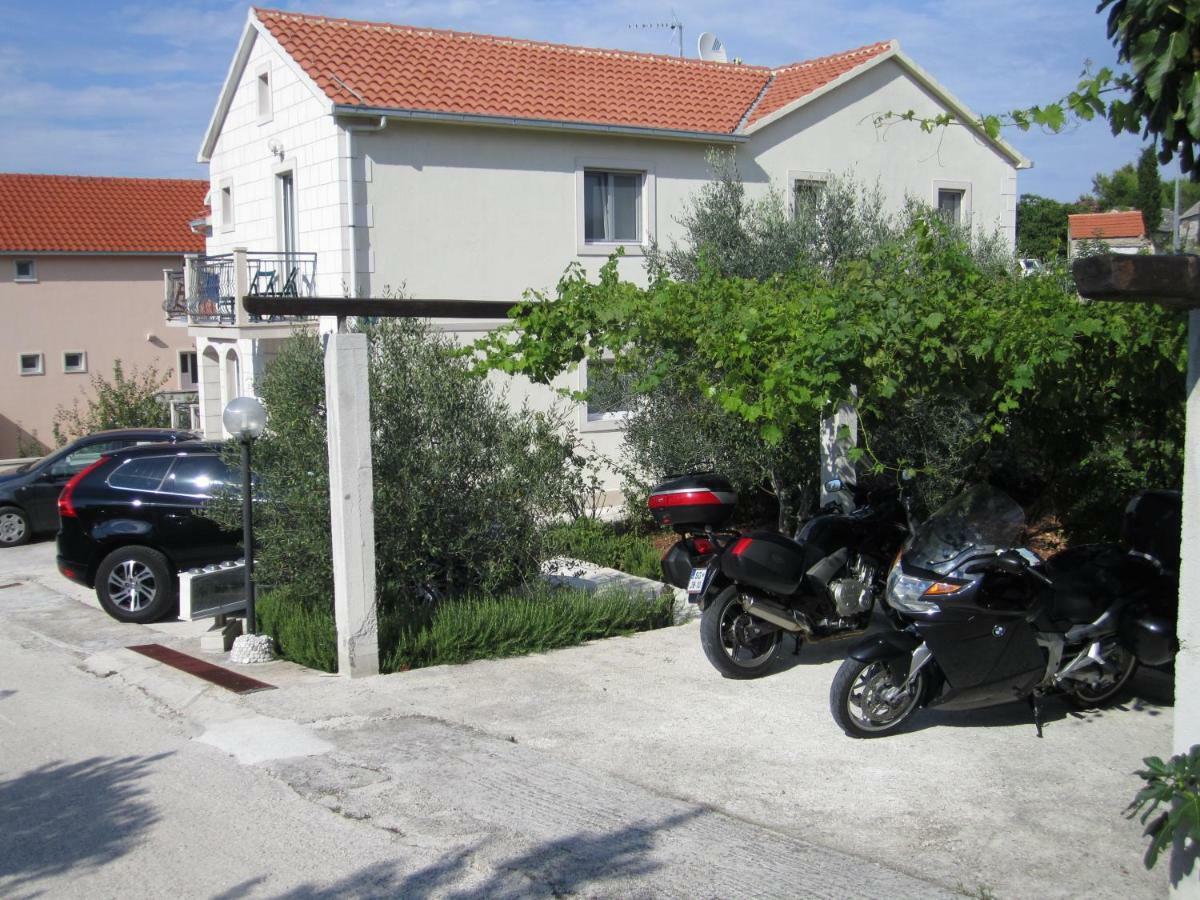 Nives B. Apartment Supetar Bagian luar foto