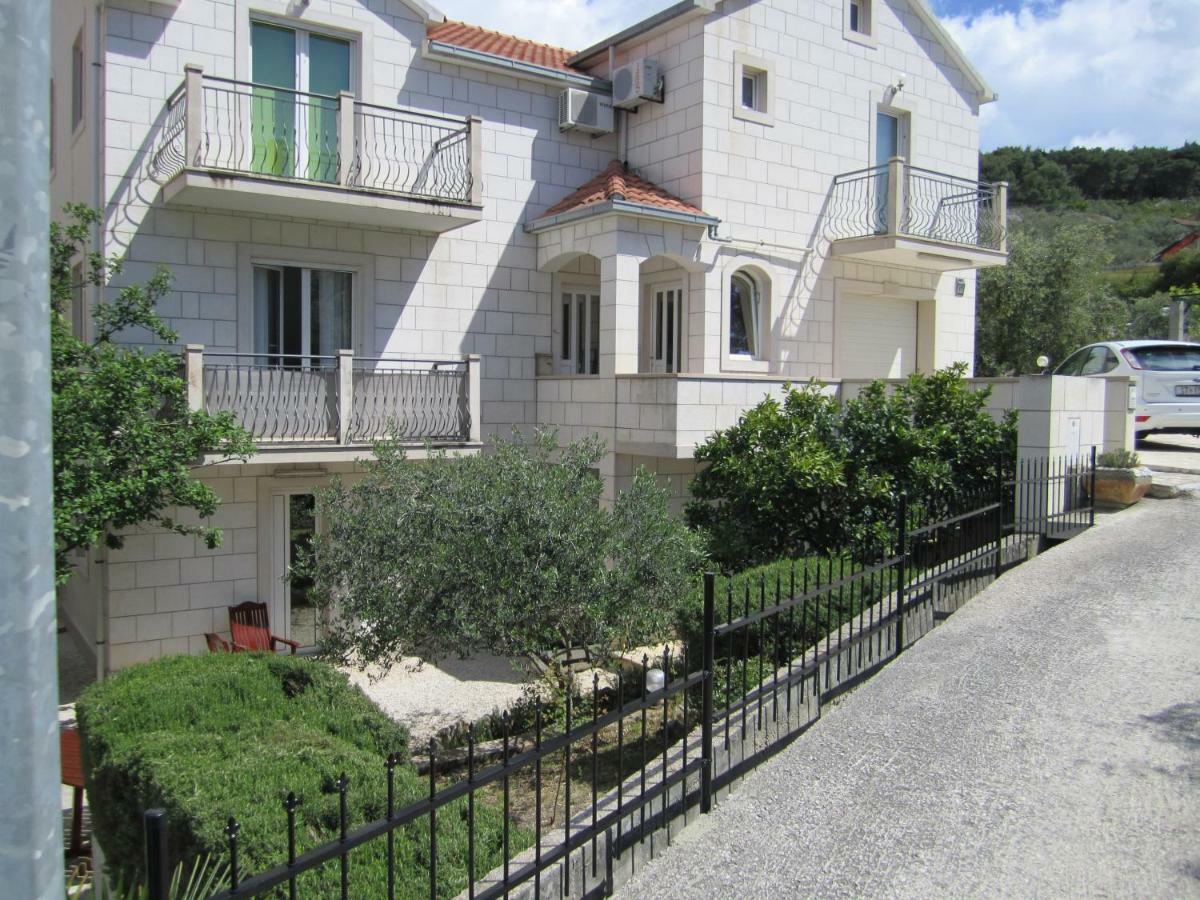 Nives B. Apartment Supetar Bagian luar foto