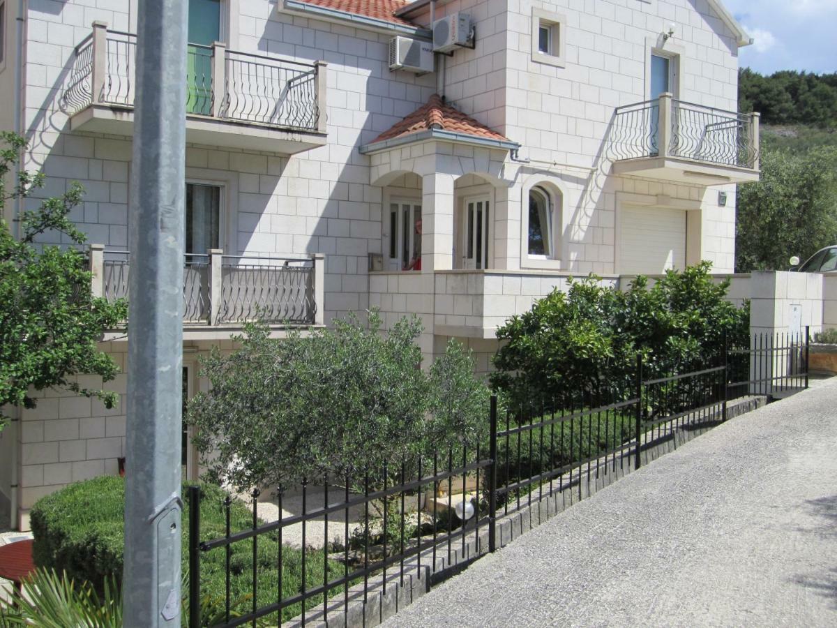 Nives B. Apartment Supetar Bagian luar foto